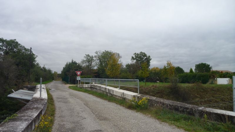 Petite route le long de l'Isère non loin de la confluence Rhône Isère en 2012