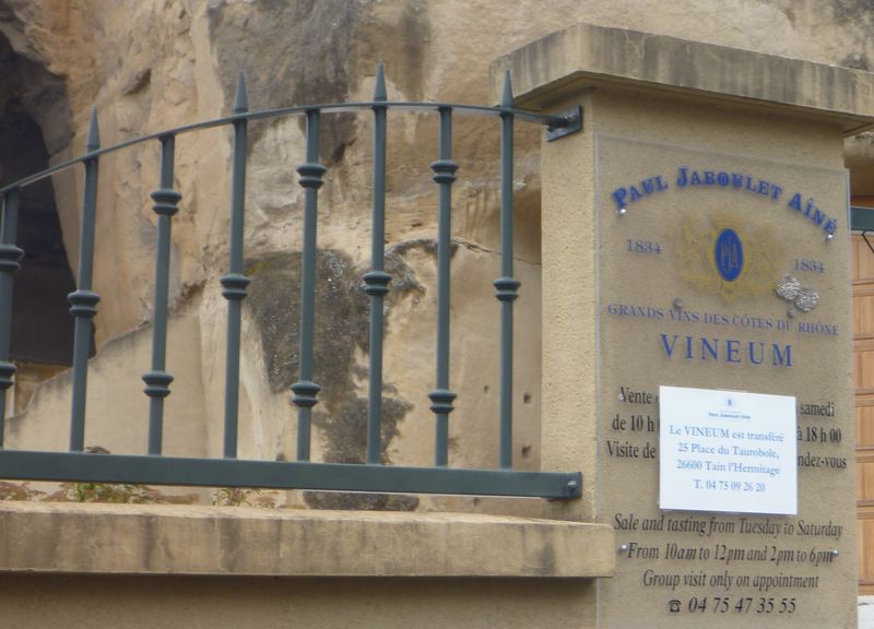 Les grottes du Vineum Paul Jaboulet à Châteauneuf sur Isère en 2012