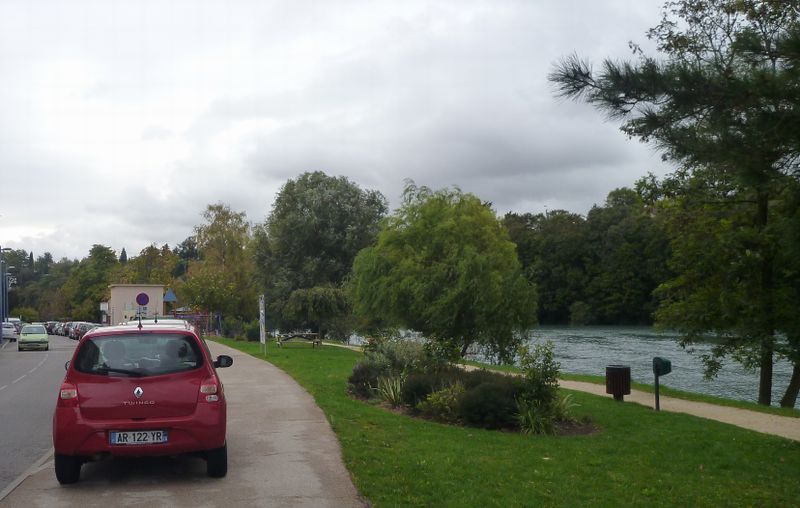 Voiture garée sur la piste dite cyclqble Bourg de Péage en 2012