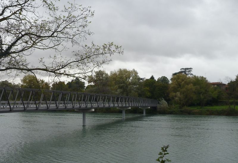 La passerelle cyclable enjambe l'isère entre Romans et Bourg de Péage en 2012