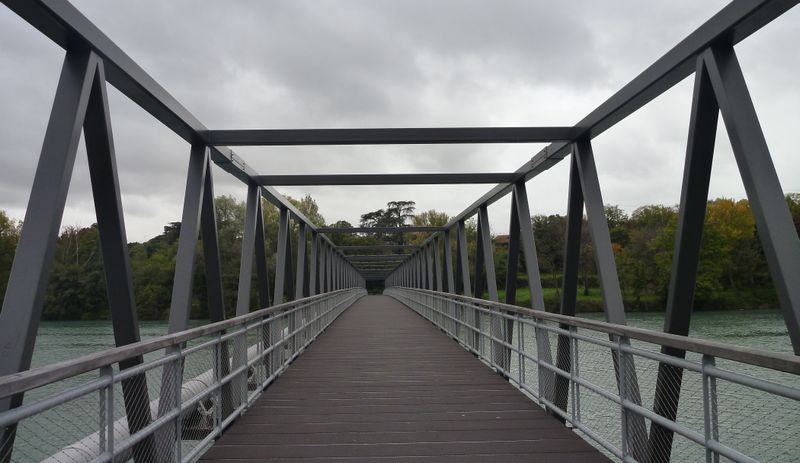 La fameuse passerelle piétonne et éventuelment cyclable à Bourg de péage en 2012