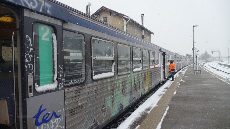 Vieux raffiot pourri en guise de train de saint Marcellin à Grenoble en 2012