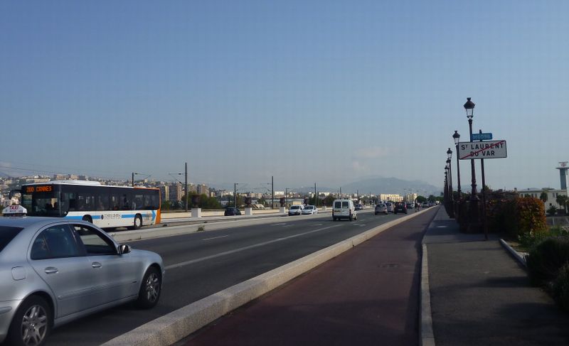 La piste cyclable sur le pont Napoleon sur le var en 2012