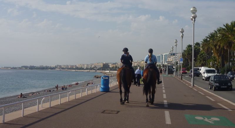 Gendarmettes à cheval sur la promenades des anglais en vue de la baie des anges à Nice en 2012