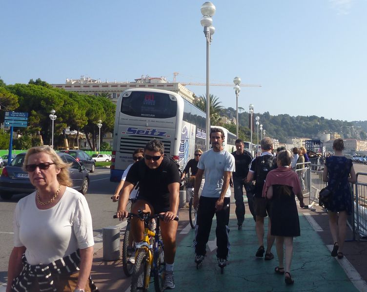 En bordel couvré sur la voie dite verte de la baie des zanges à Nice en 2012..