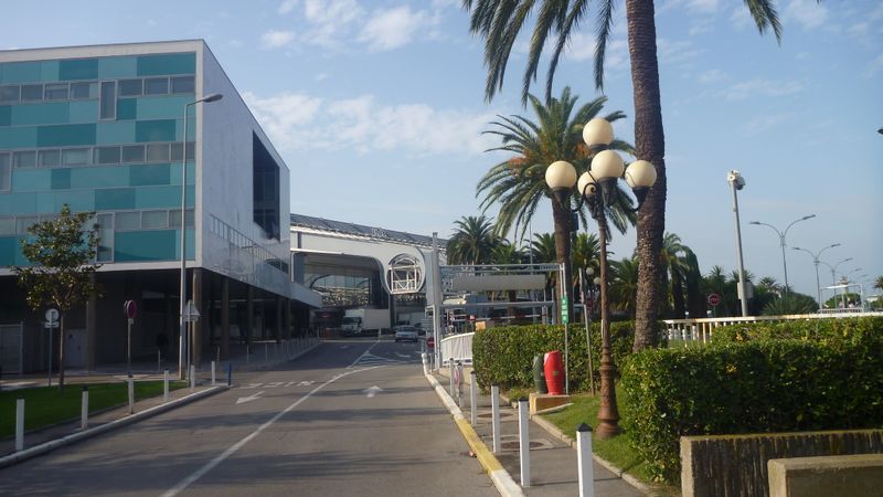 Arrivé à Nice en avion, sortie du terminal 2