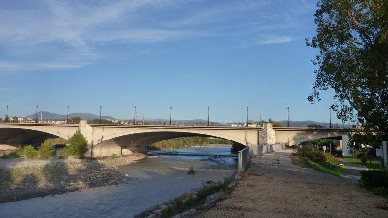 Le cylciste quitte le bord de mer à l'aéroport en passant sous le pont Napoléon III vers le nord, en laissant le Var sur sa main gauche, En route vers le Nord depuis Nice airport en 2012 ..