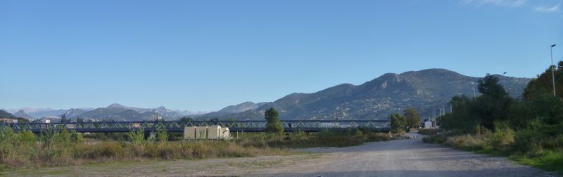 Nous allons traverser le var ici par le pont de la Manda ..