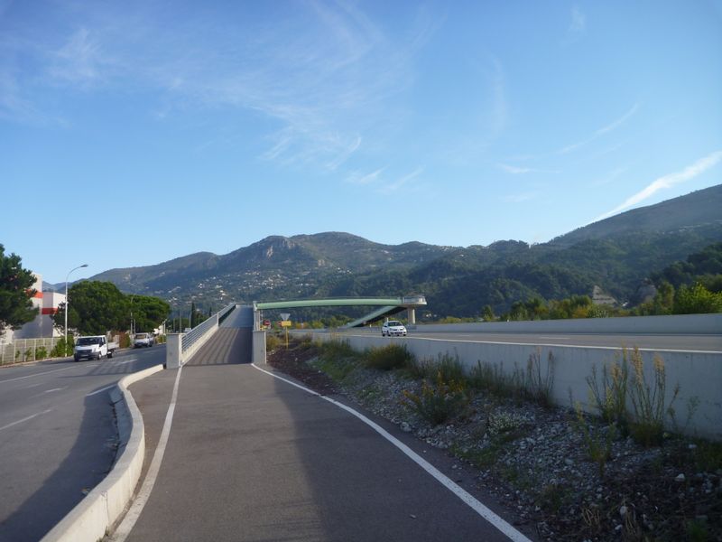 Passage de la piste cyclable le long du Var sur la Route Nice - Digne