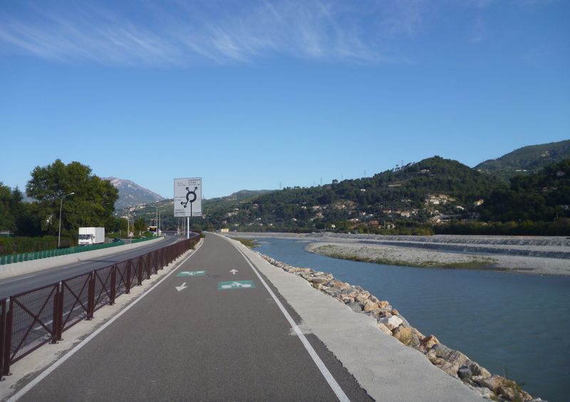 Piste cyclable le long du Var en 2012