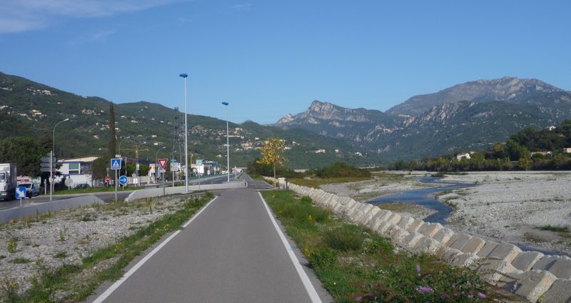 Piste cyclable le long du Var en 2012, manque d'arbres ..