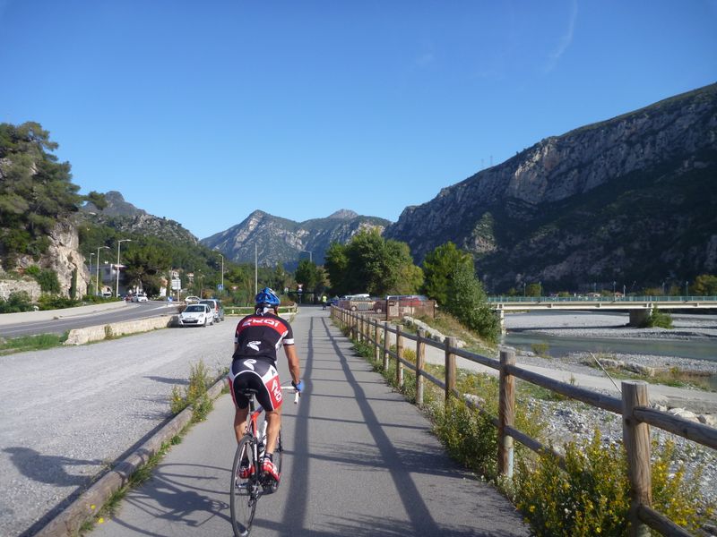 On y voit même quelques couraillons sur cette piste cyclable remontant le Var
