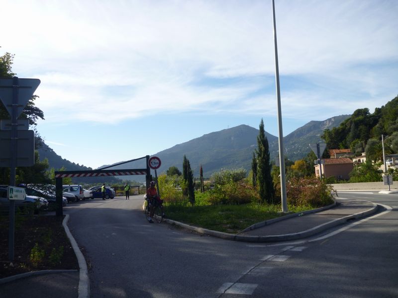 Le départ ou la fin de la piste cyclable vers Nice, au Pont Charles Albert, vu en 2012