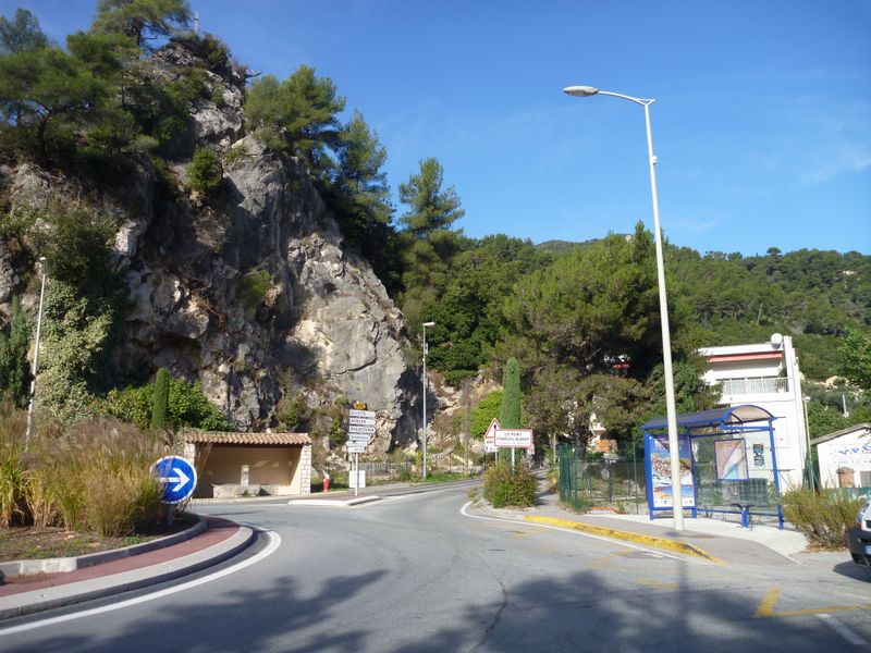30 km depuis Nice : Pied de la côte vers la crête au dessus de l'Estéron . ..