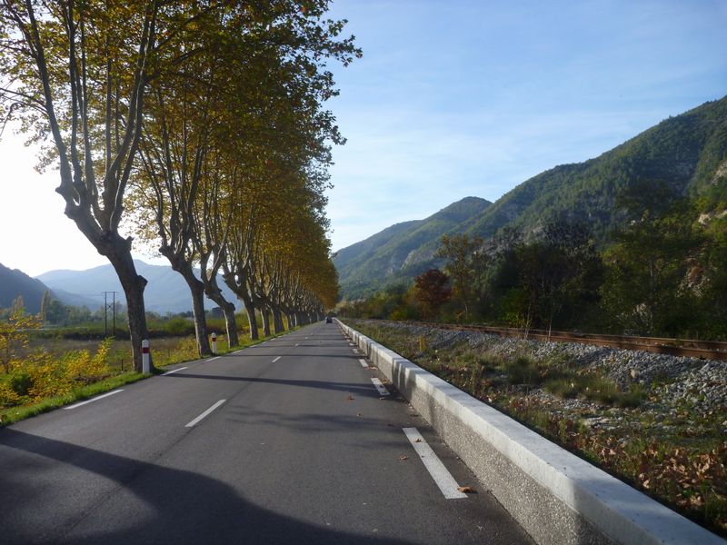 Murs de soutien sur a Rn 202 en 2012 entre Puget Théniers et Entrevaux, 1 m plus loin auraitv été mieux pour les vélos non ?