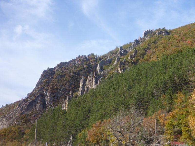 Cheminées de fées en bordure de la RN 202