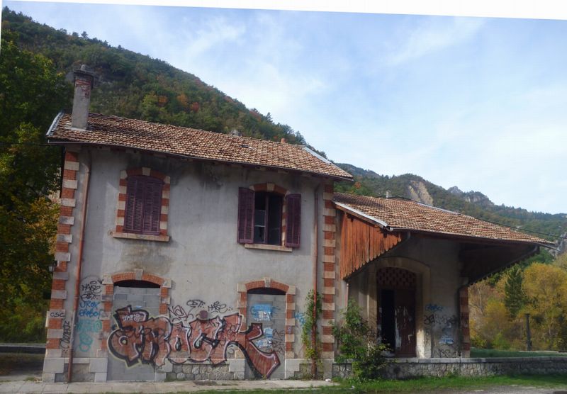 Pour un éventuel bivouac en bordure de la Rn 85, en gare de ..