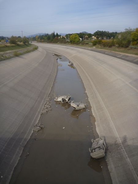 Voitures dans le canal de la Durance en 2012 au sud de Sisteron
