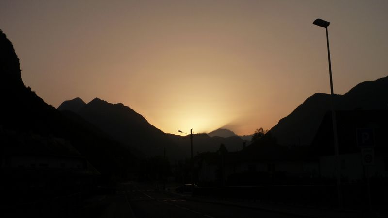 Lever de soleil sur le Charvin et le Mont-Blanc en 2012 : vue de Faverges