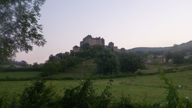 Berzé le châtel un petit matin d'aout 2012