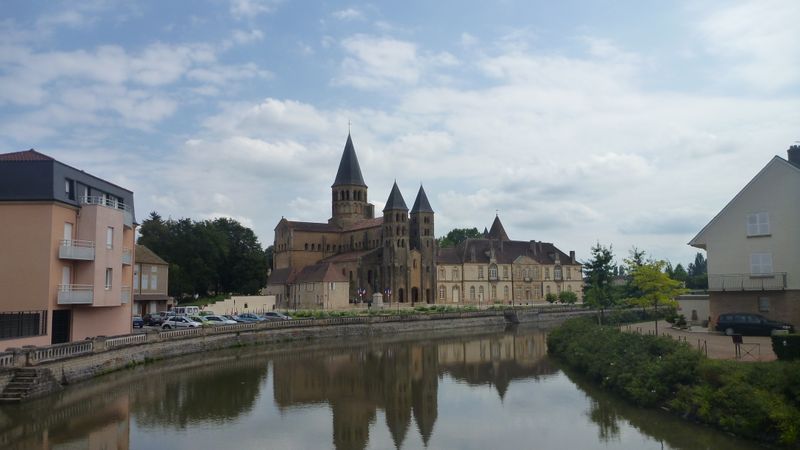 L'abbaye de Paray le monial, se mirant dans le canal en aout 2012