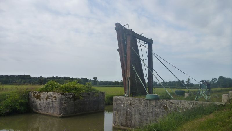 Pont levis sur le canal du Nivernais en 2012