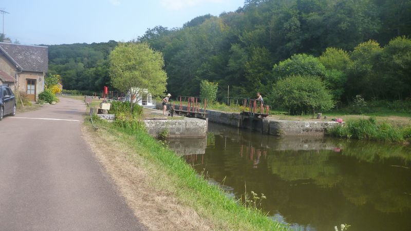 Ecluse sur le canal du Nivernais en 2012