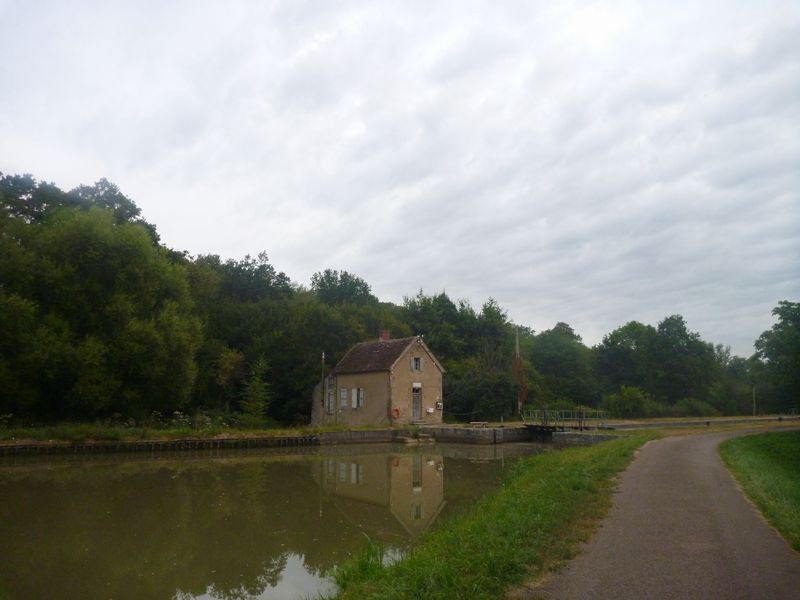 Ecluse sur le canal du Nivernais en 2012