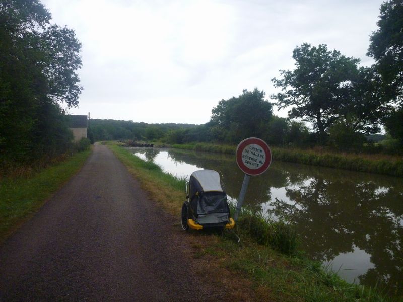 Chariote cycliste abandonnée sur le halage du canal du nivernais en 2012