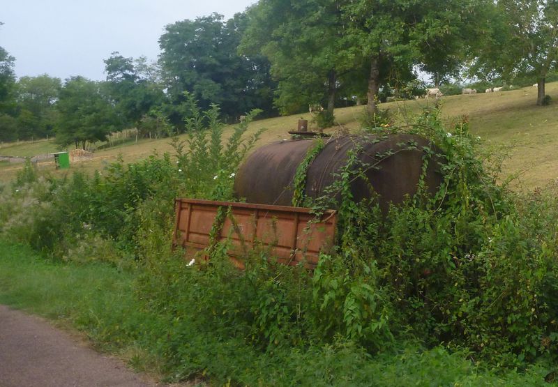 Citerne abandonnée le long du canal du Nivernais en 2012