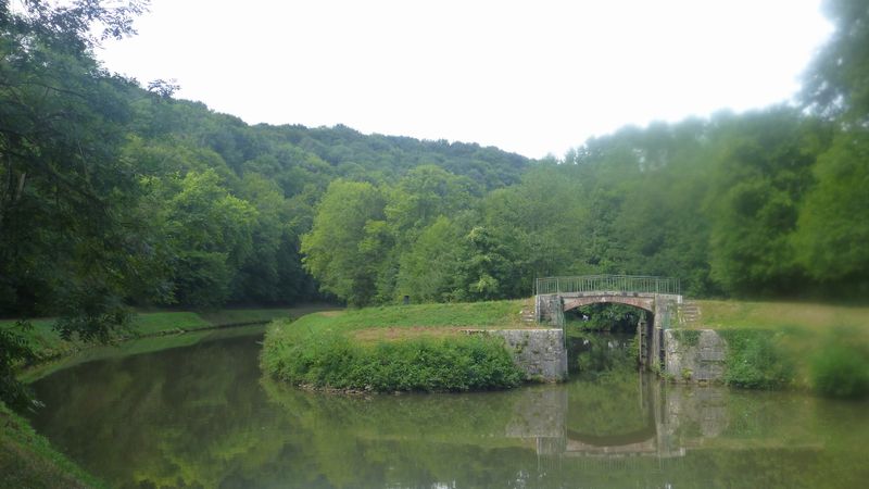 Le canal du Nivernais en 2012 ..