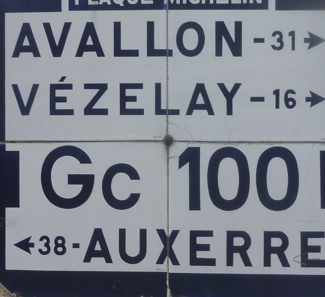 Il se trouve encore de ces anciens panneaux routiers en nivernais : triangulons ..