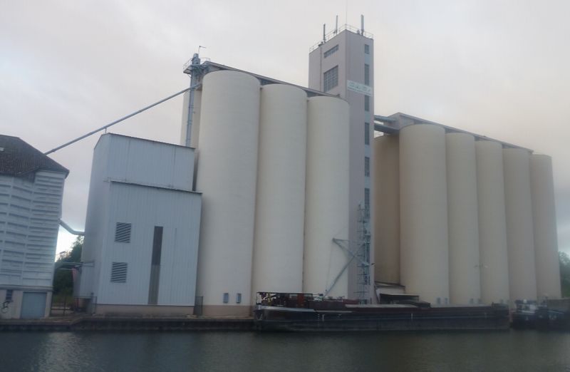 Silo à grain au bord du Loing en 2012
