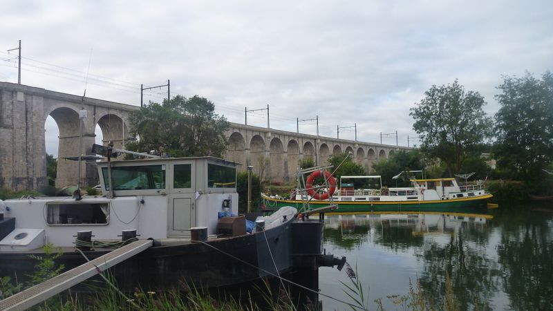 Arrivée au port de Moret sur Loing par le canal en 2012