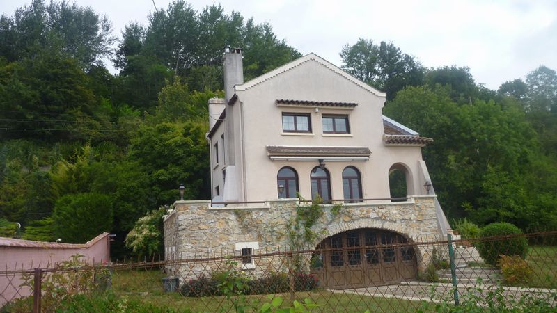 Maisons un peu kitsh en bordure de Seine à Moret sur Loing et de la D 39