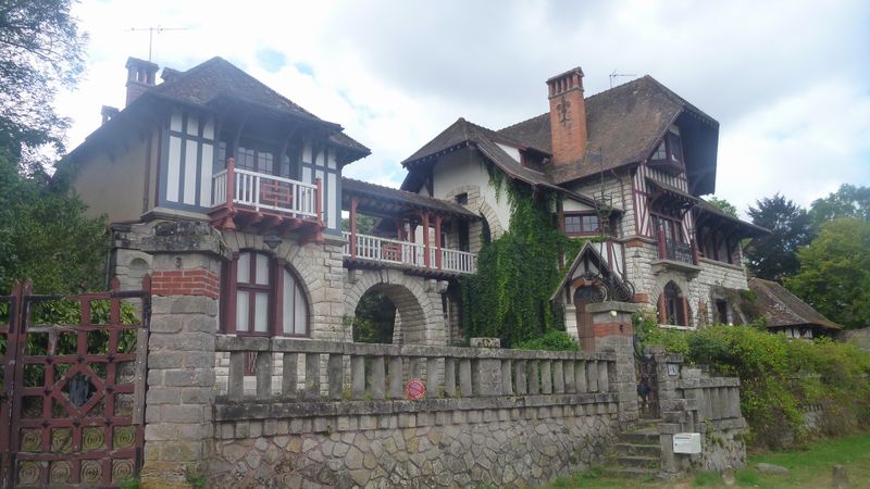 Maisons style 1930 en bordure de Seine en 2012
