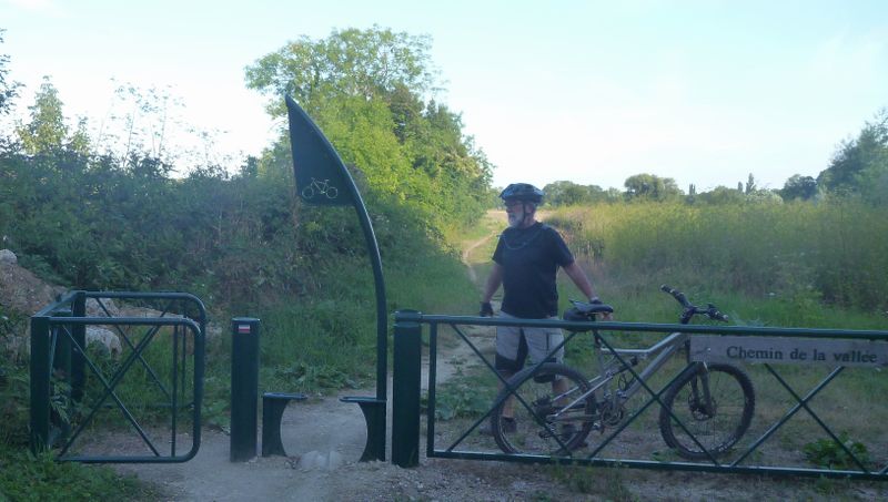 Passage anti vélo sur la voie dite verte entre Melun et Paris