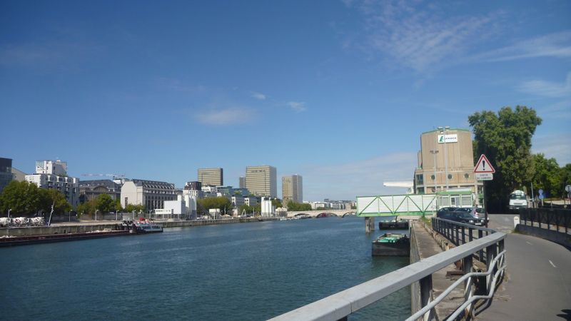 La grande bibliothèque de Paris, vue de la piste cyclable des bords de Seine en 2012