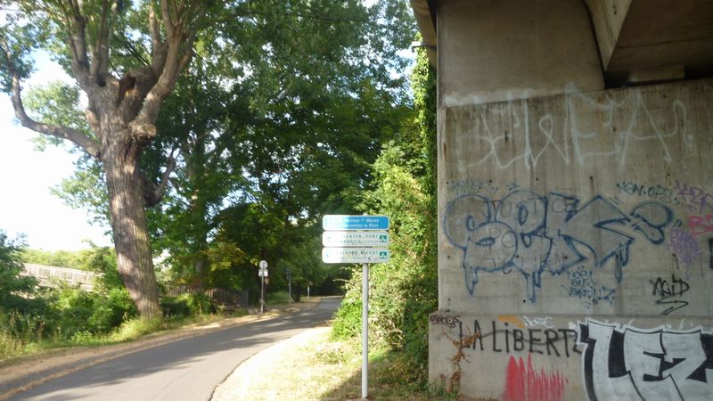 Balisage sur la voie verte Charenton Paris au bord de la Seine