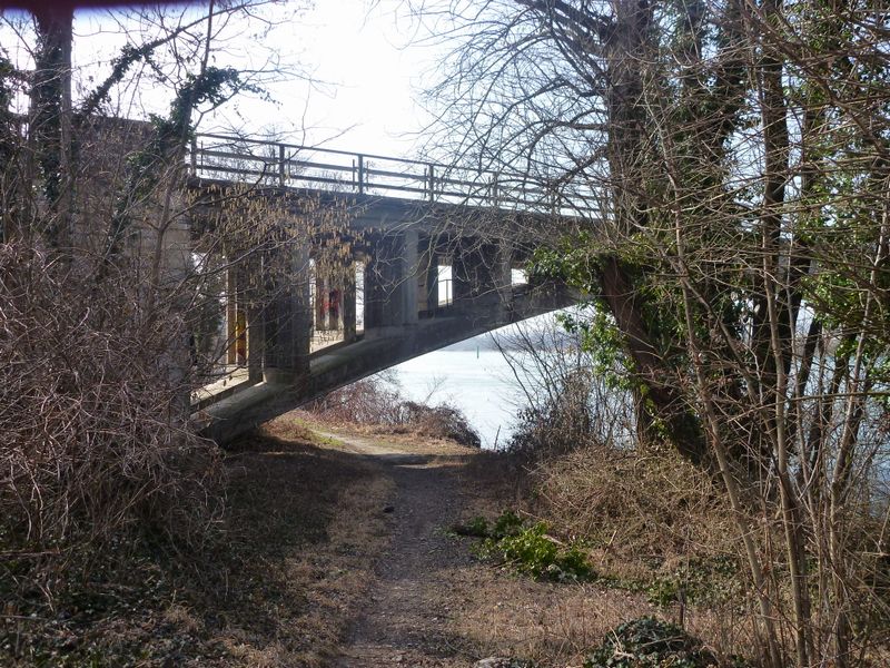Gr65 sous le pont de la Loi à Culoz