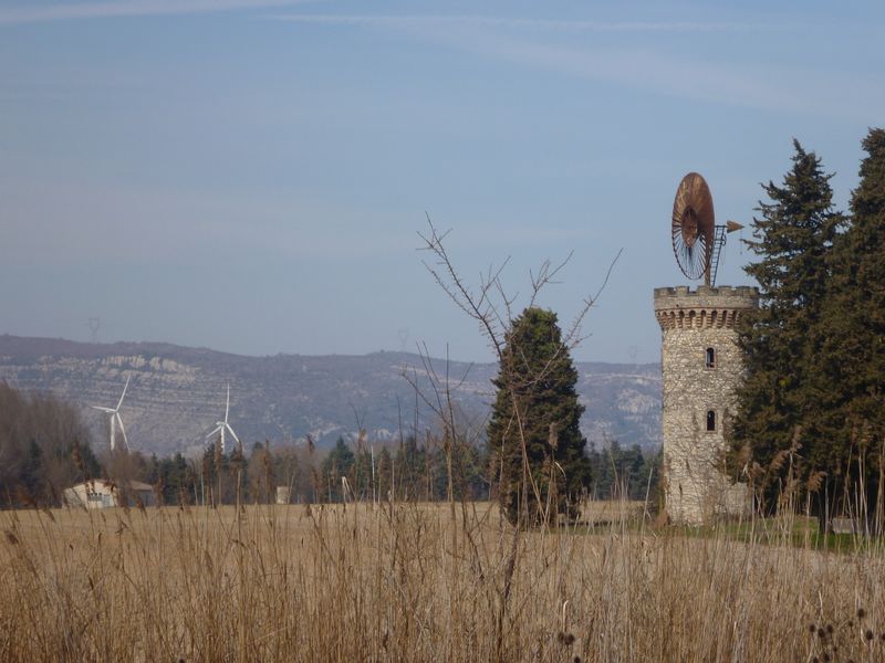 Eoliennes des villes et des champs en vallee du rhone en 2012