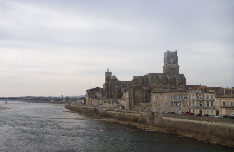 L'église Saint Saturnin vue depuis le pont Saint-Esprit en 2012