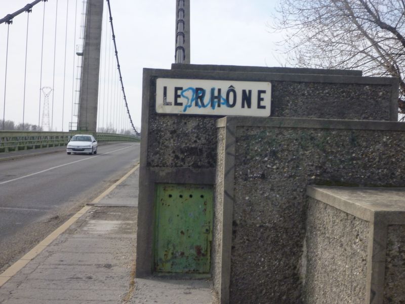 Le pont sur le rhône avant Roquemaure est toujours aussi dangereux pour les vélos en 2012