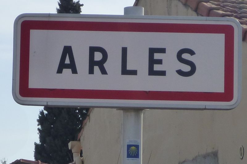 Arles en 2012 : On note le logo compostelle