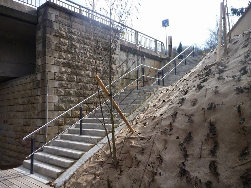 Les escaliers du pont de jons, se passent de commentaires pour les cyclistes..