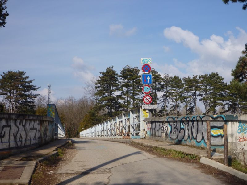 Sur le pont de Herbens, la via rhôna n'est pas indiquée en ce mars 2012 ..