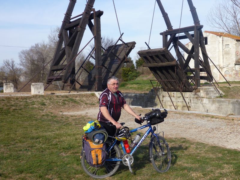 Claudio devant le pont Van Gogh d'Arles en 2012