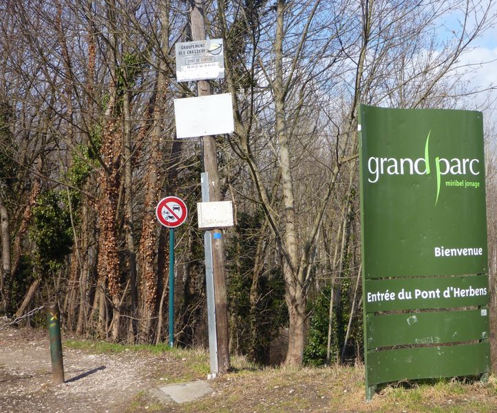 Entrée de grand parc lyonnais au pont d'Herbens