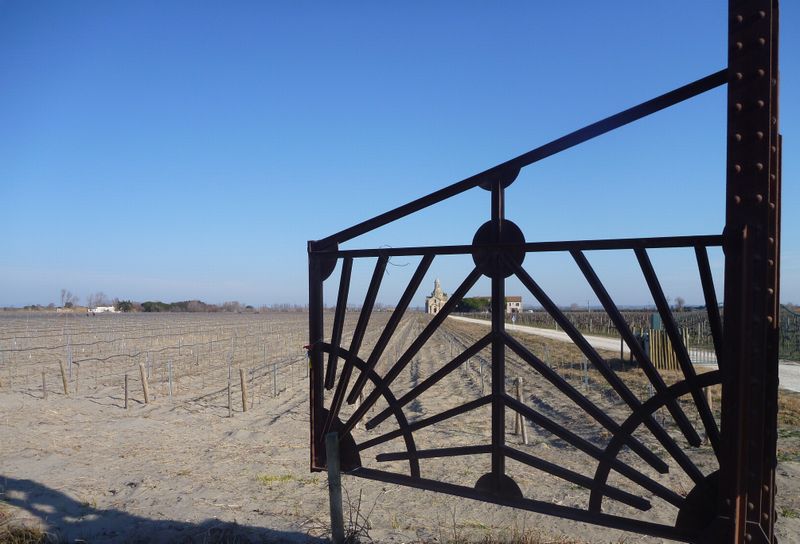Le portail d'entree du domaine de la chapelle de Montcalm dans le gard en 2012