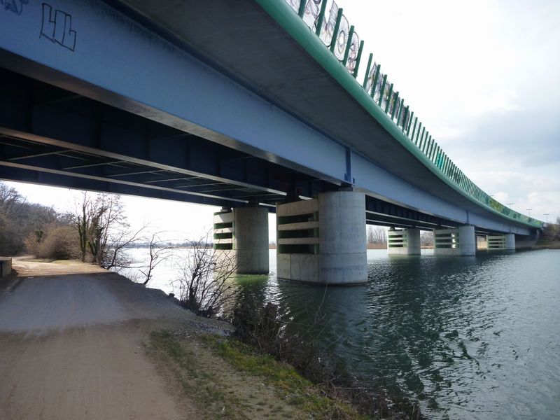 La viarhôna en 2012 le long du canal de Jonage sous le pont de ..